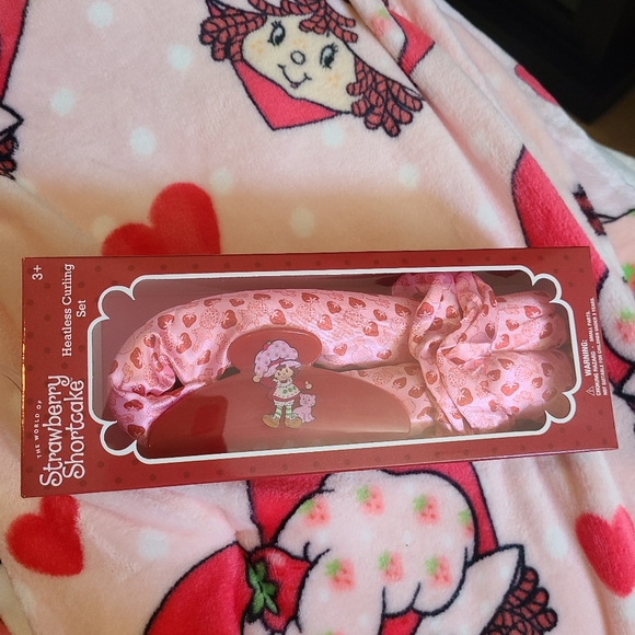 Strawberry Shortcake Heatless Curling Set 🍓 - Picture 1 of 4